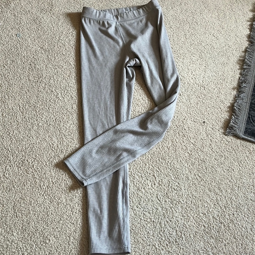Hi I’m selling this alo yoga pants size 2 grey